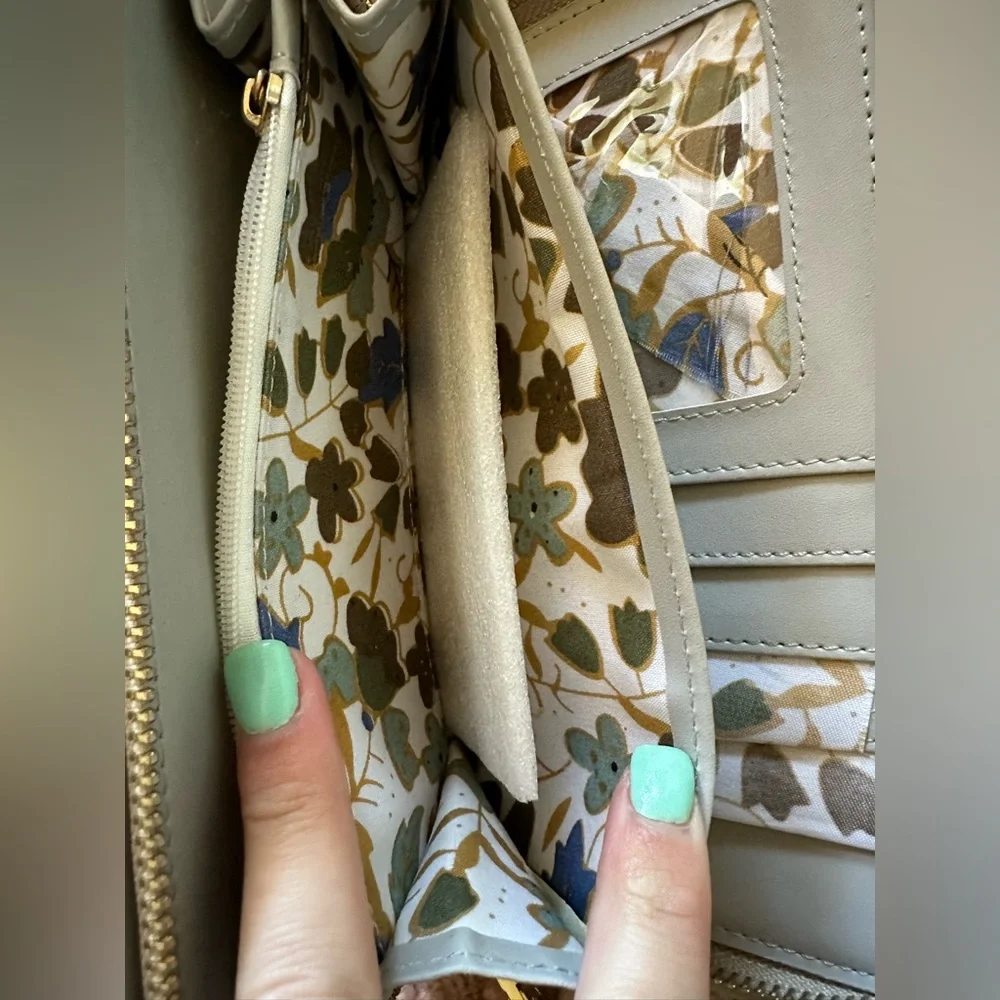 Women’s wristlet with gold accents and‎ wrist strap